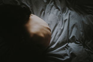 孕妇可以趴着睡觉吗会压到胎儿吗？
